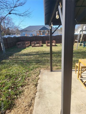 513 Stonefield Drive, Smithton, IL 62285