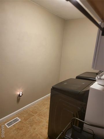 513 Stonefield Drive, Smithton, IL 62285