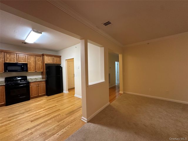 75 QUAKER Avenue 121, Cornwall, NY 12518