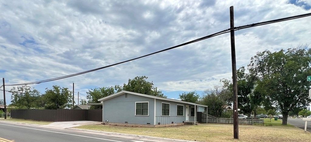 Image 3 of property listing at 2101 Juanita Ave, San Angelo, TX 76901