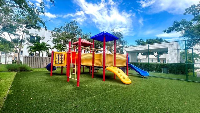 10279 NW 72nd St, Doral, FL 33178