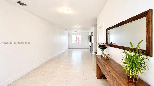 10279 NW 72nd St, Doral, FL 33178