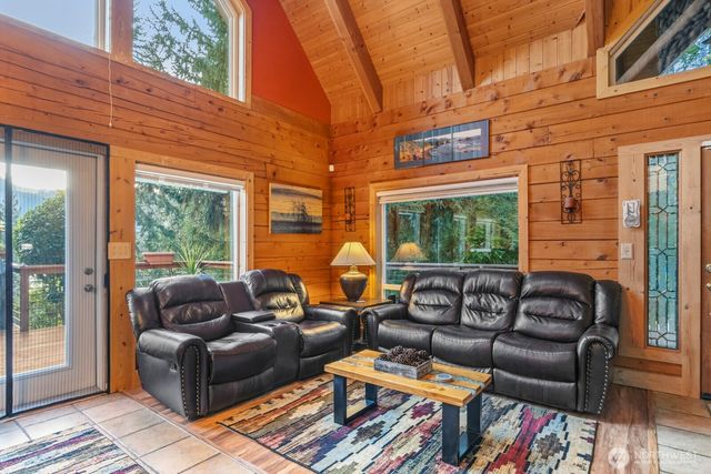 6323 N Lake Cushman Road, Hoodsport, WA 98548