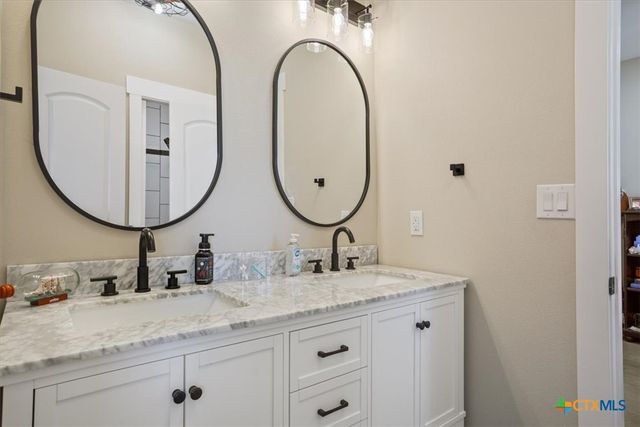 1490 Dos Hermanas Road, Salado, TX 76571