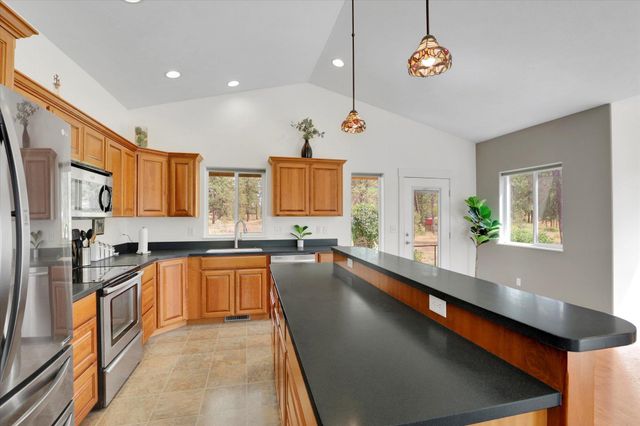 11320 S Stangland Rd, Medical Lake, WA 99022