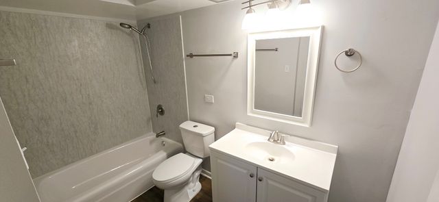 10 Oak Avenue 210, Westmont, IL 60559