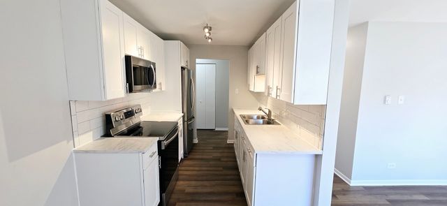 10 Oak Avenue 210, Westmont, IL 60559