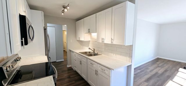 10 Oak Avenue 210, Westmont, IL 60559