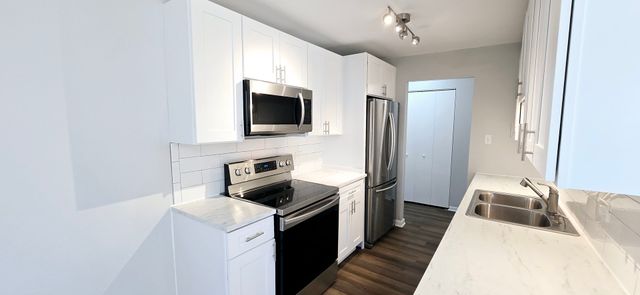 10 Oak Avenue 210, Westmont, IL 60559