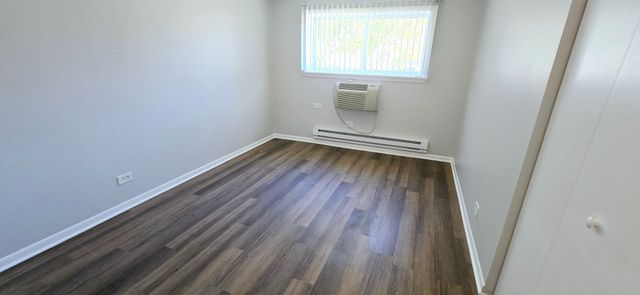 10 Oak Avenue 210, Westmont, IL 60559