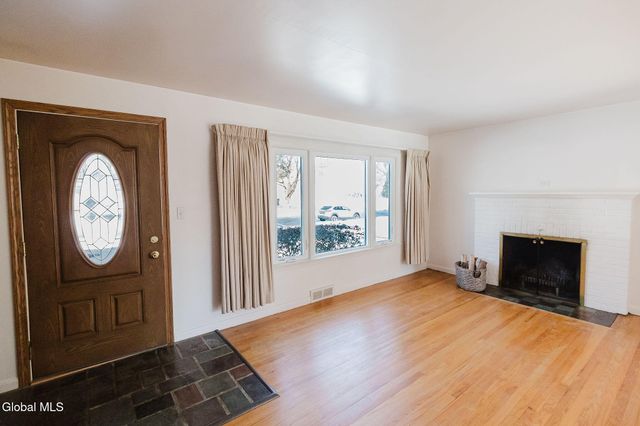 31 Miles Standish Road, Rotterdam, NY 12306