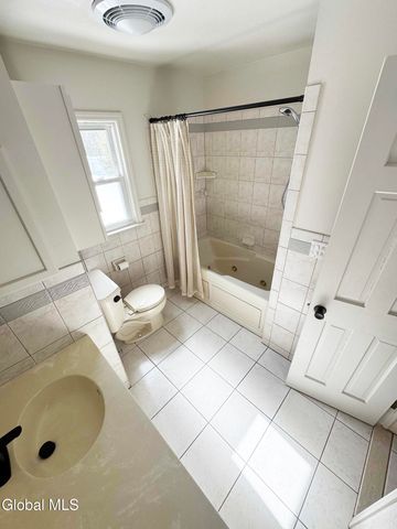 31 Miles Standish Road, Rotterdam, NY 12306