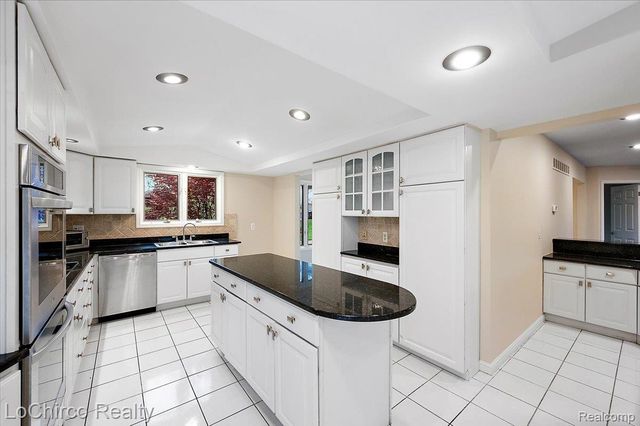 6019 Glen Eagles Drive, West Bloomfield Charter Township, MI 48323