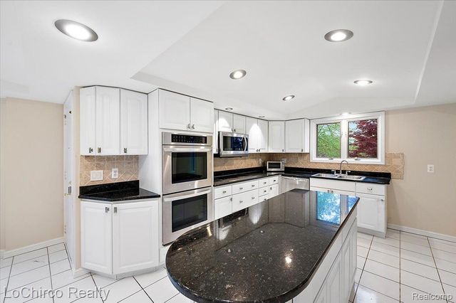 6019 Glen Eagles Drive, West Bloomfield Charter Township, MI 48323