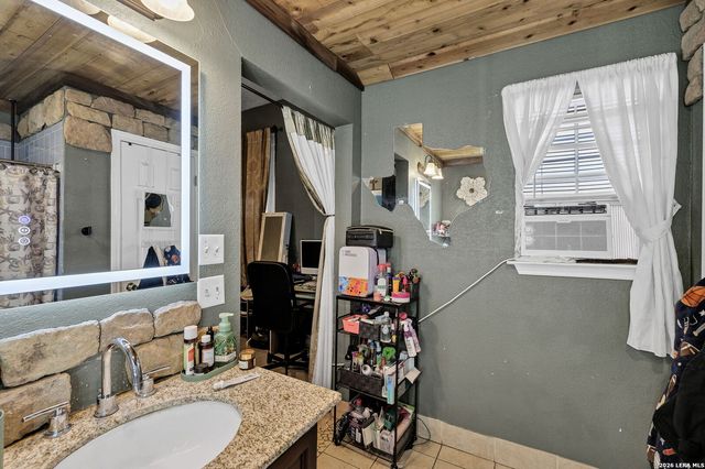 1518 W Travis, San Antonio, TX 78207