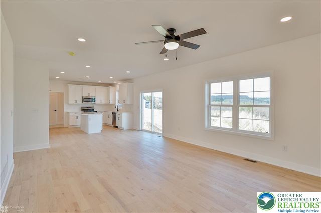 936 Emerald Valley Lane, Washington Twp, PA 18013