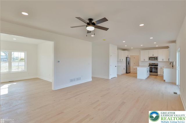 936 Emerald Valley Lane, Washington Twp, PA 18013