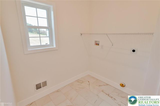 936 Emerald Valley Lane, Washington Twp, PA 18013