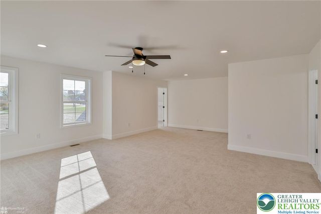 936 Emerald Valley Lane, Washington Twp, PA 18013