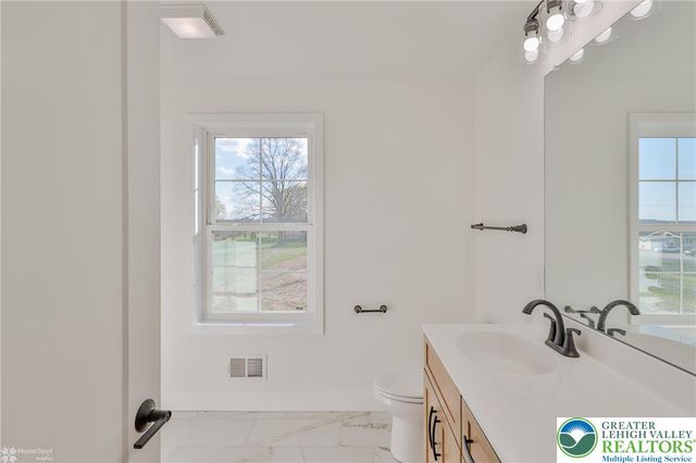 936 Emerald Valley Lane, Washington Twp, PA 18013