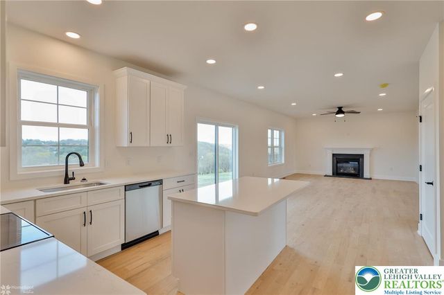 936 Emerald Valley Lane, Washington Twp, PA 18013