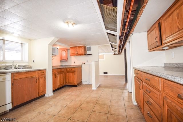 31 Aberdeen Ct, Haledon Boro, NJ 07508