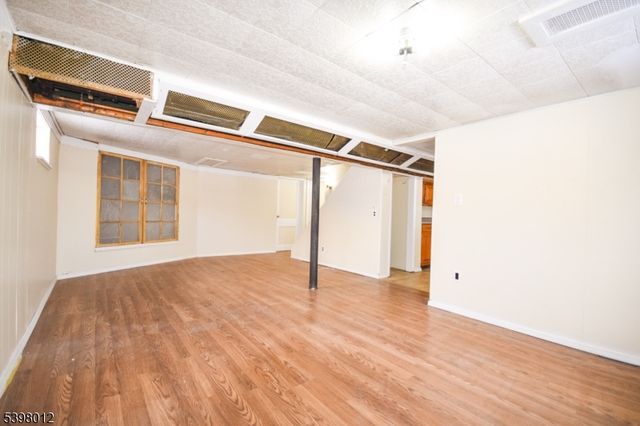 31 Aberdeen Ct, Haledon Boro, NJ 07508