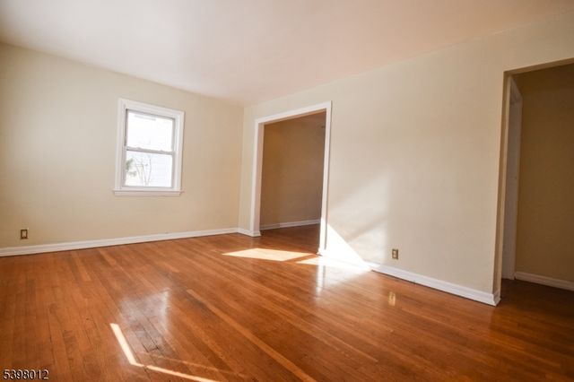 31 Aberdeen Ct, Haledon Boro, NJ 07508