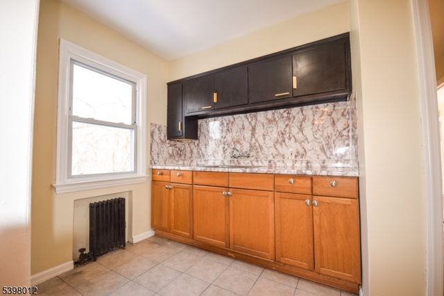 31 Aberdeen Ct, Haledon Boro, NJ 07508