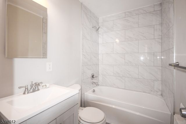 31 Aberdeen Ct, Haledon Boro, NJ 07508