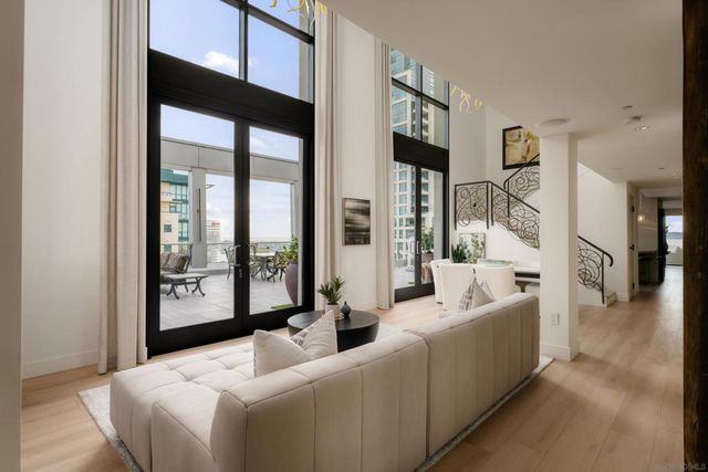 645 Front St 2204, San Diego, CA 92101