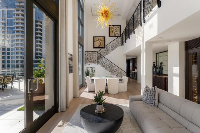 645 Front St 2204, San Diego, CA 92101