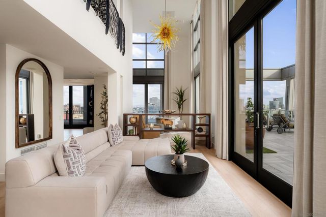 645 Front St 2204, San Diego, CA 92101