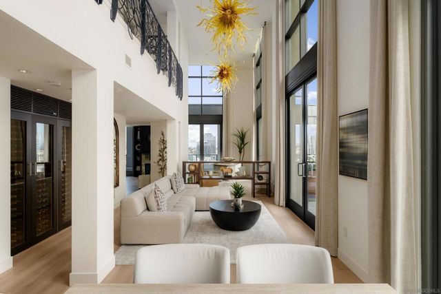 645 Front St 2204, San Diego, CA 92101