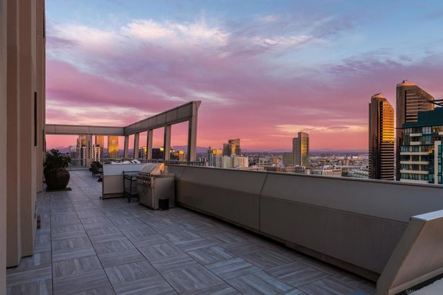 645 Front St 2204, San Diego, CA 92101