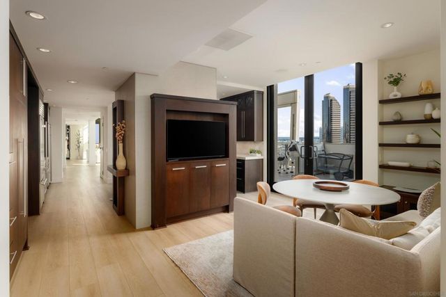 645 Front St 2204, San Diego, CA 92101