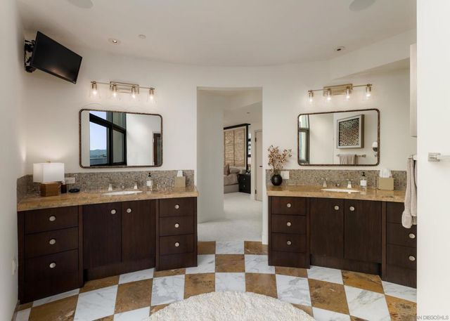 645 Front St 2204, San Diego, CA 92101