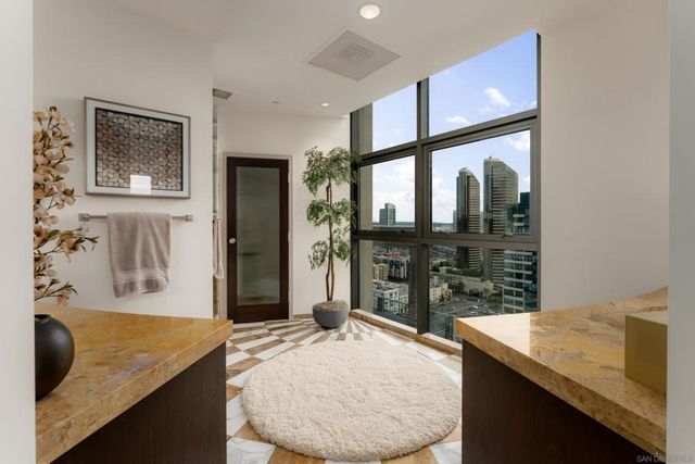 645 Front St 2204, San Diego, CA 92101