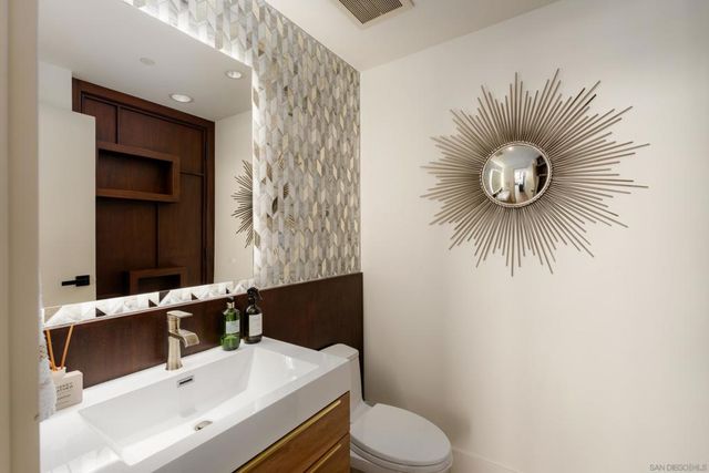 645 Front St 2204, San Diego, CA 92101