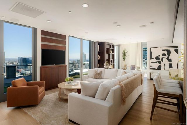 645 Front St 2204, San Diego, CA 92101