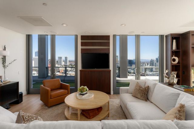 645 Front St 2204, San Diego, CA 92101