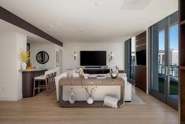 645 Front St 2204, San Diego, CA 92101