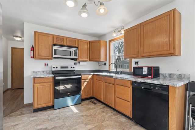 129 Northwood Drive, Hiawatha, IA 52233