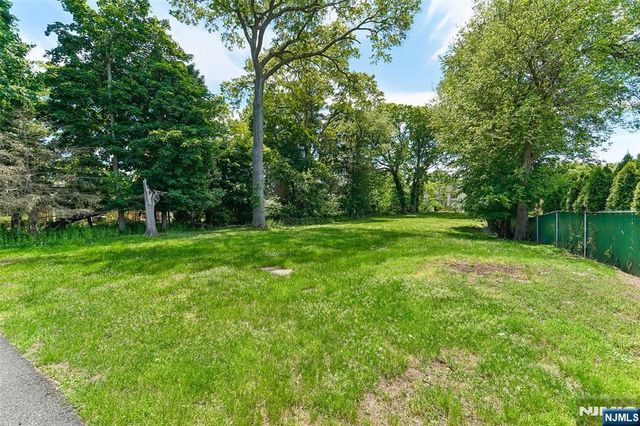 42 Ridgewood Avenue, Paramus, NJ 07652