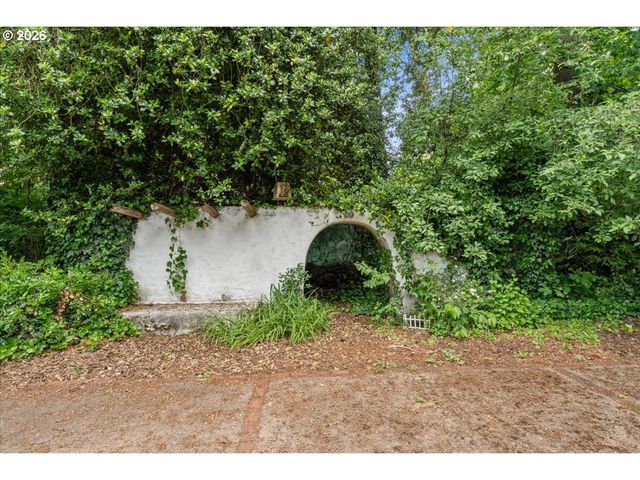 5335 Sw MADRONA St, Lake Oswego, OR 97035