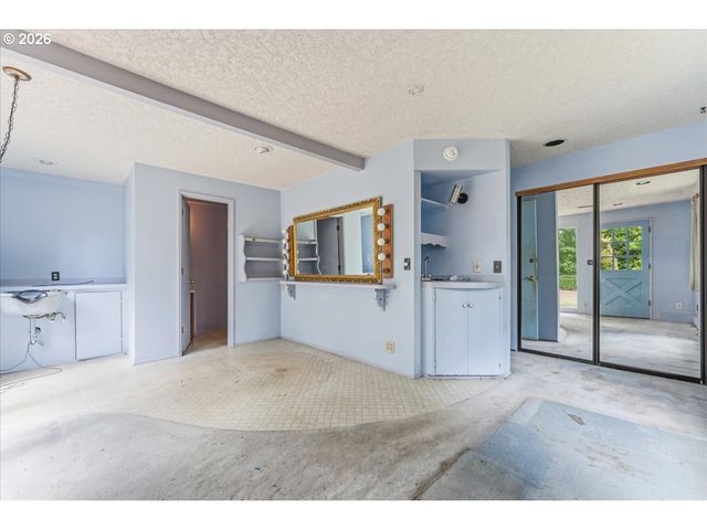 5335 Sw MADRONA St, Lake Oswego, OR 97035
