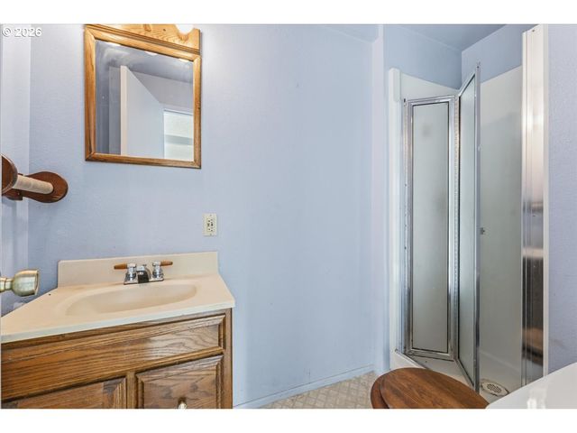 5335 Sw MADRONA St, Lake Oswego, OR 97035