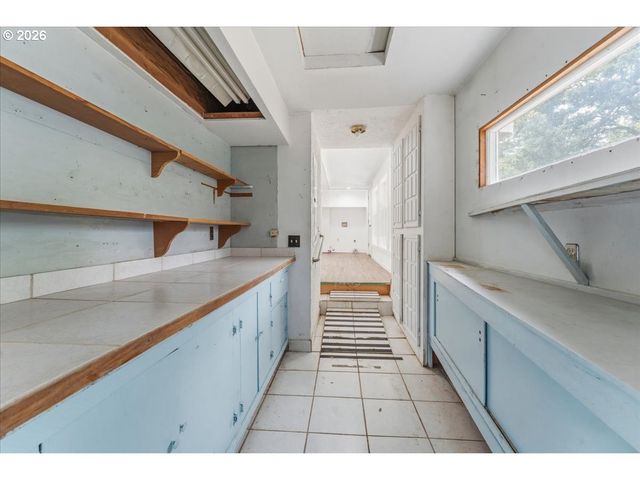 5335 Sw MADRONA St, Lake Oswego, OR 97035