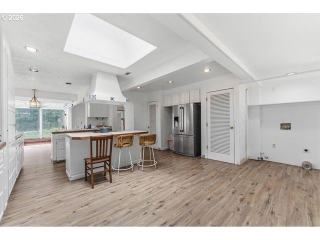 5335 Sw MADRONA St, Lake Oswego, OR 97035