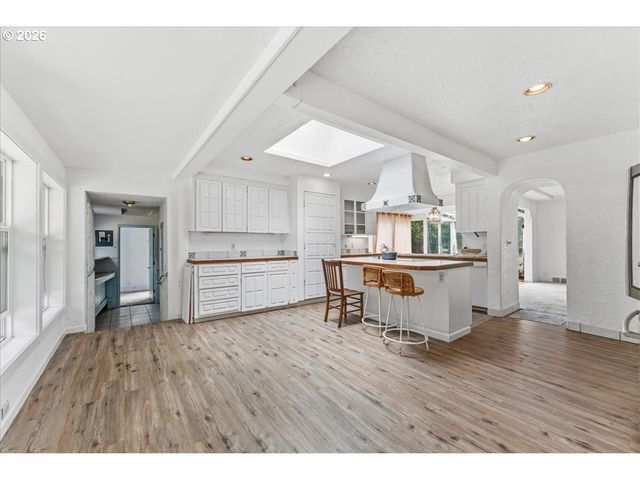 5335 Sw MADRONA St, Lake Oswego, OR 97035